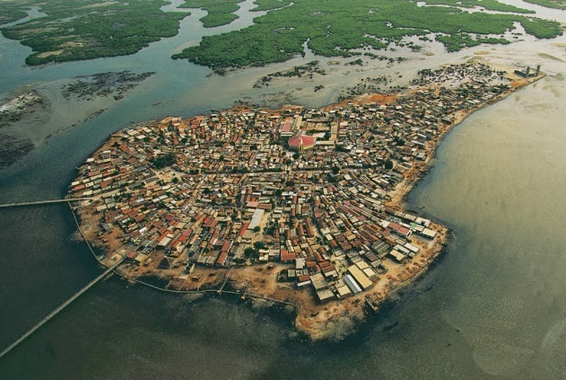 Île de Fadiouth au Sénégal construite en coquillages